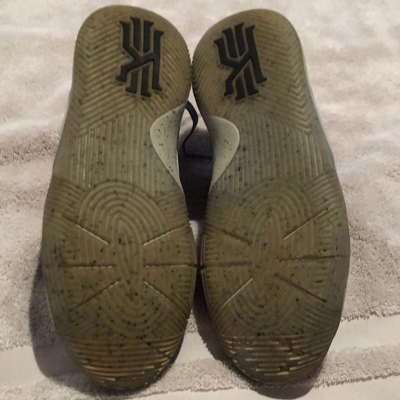 Boys Nike Kylie 2’s   Gently used youth size 6.5 - Picture 6 of 6
